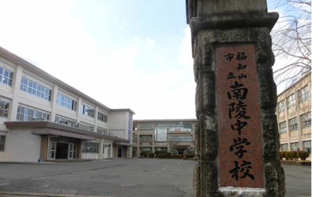 南陵中学校の校舎の学校