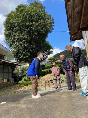 内宮自治会で住民と話す大橋市長。