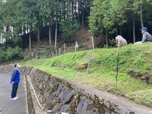 毛原自治会で住民と話す大橋市長。