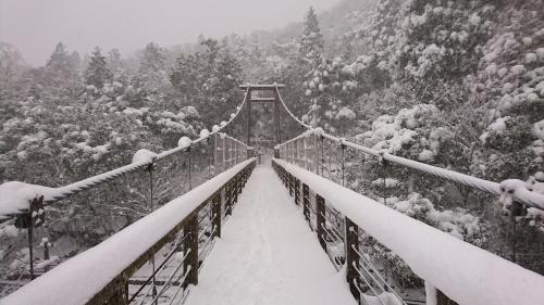 雪が積もった新童子橋