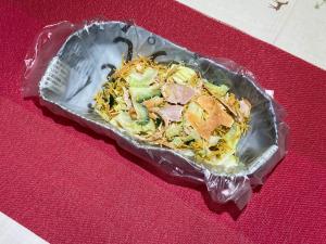 揚げ麺のサラダスナックの完成写真