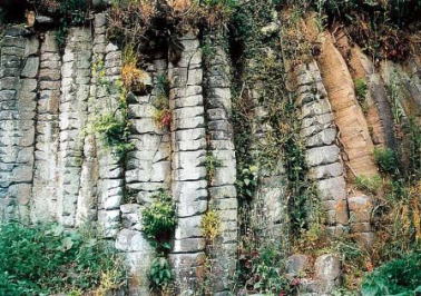 広瀬橋付近に露頭している玄武岩の画像