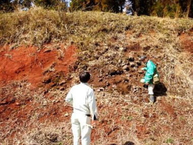 夜久野農匠の里付近に露出する衣摺溶岩の割目噴火跡の画像