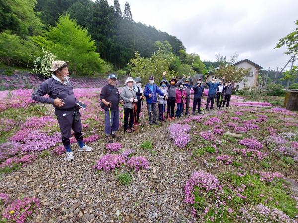 芝桜の景観をバックに参加者の集合写真の様子です。