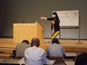 人権講演会で講師が話されている写真です。