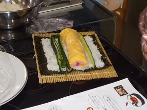 巻く前の絵巻き寿司の様子です