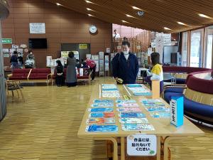 ロビーで夜久野学園の作品展示をしている様子です