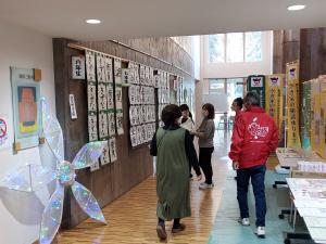 ホワイエで夜久野学園の作品展示をしている様子です