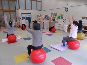 バランスボールでリズミカルに運動している様子です