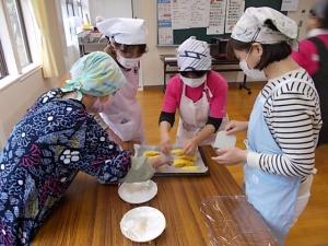 スコーンをプレートに置いている様子です