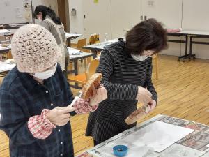 乾かした器に柿渋を塗っている様子です