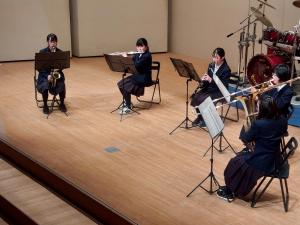 2階から見た夜久野学園音楽部の演奏の様子です