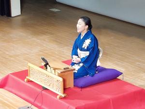 2階から見た桂三扇さんの様子です