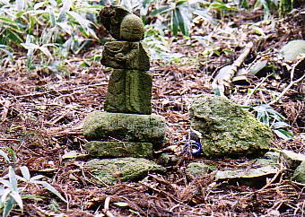 毛原峠の袈裟切り地蔵の画像