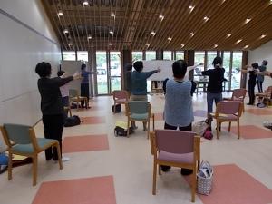 気功の実習をしている様子です