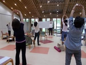 気功の実習で伸びをしている様子です