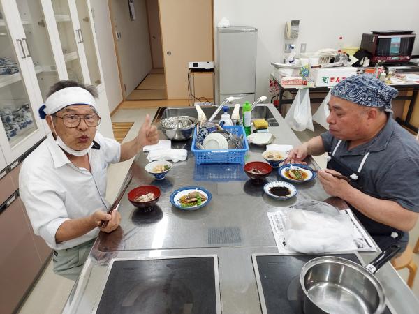 出来上がった料理を試食してグッドのサインの受講生の様子です