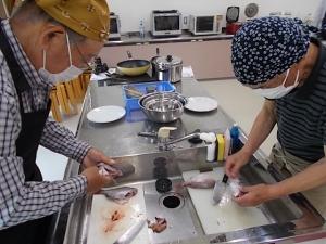 魚をさばいている様子です