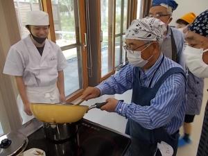魚で出汁をとるためにあぶっている様子です