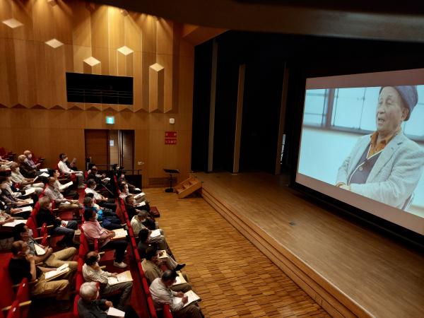 映像を見ながら講演を聞いている様子です