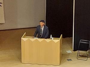 人権講演会の講師が講演をしている様子です