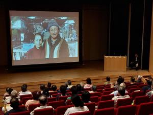 映像を見ながら講師が説明をしている様子です