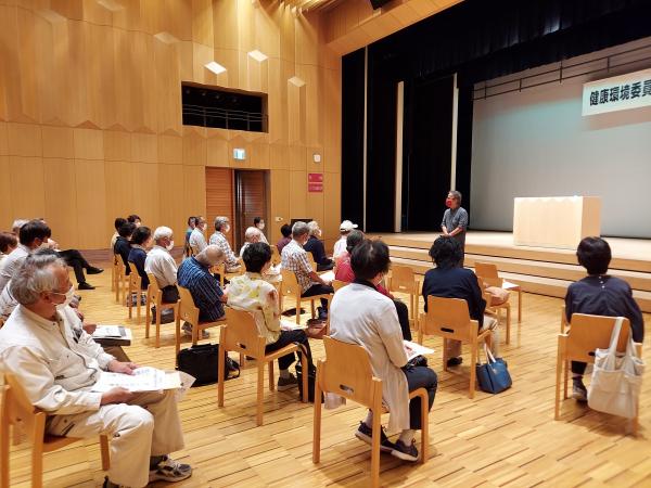 演台から降りて受講生に語り掛けている講師の様子です