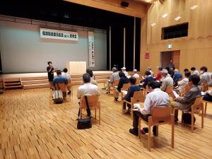 公民館の館長が講師についての説明をしている様子です