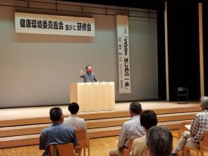 講師が舞台で講演をしている様子です