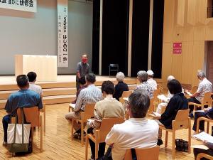 講師がよくわかるように舞台から降りて説明をしている様子です