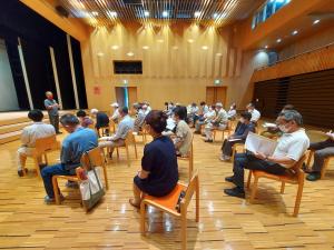 講演の様子を左側から見ている様子です