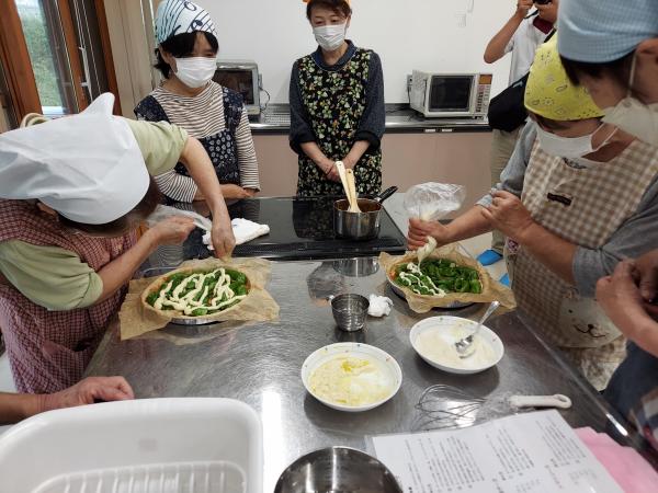 ピザにトッピングをしている様子です