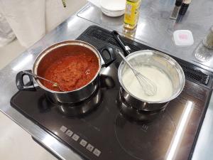 出来上がったトマトソースともち粉のチーズです