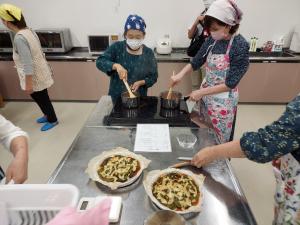 焼きあがったピザを置いている様子です