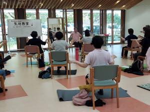 座って行う気功を学んでいる様子です
