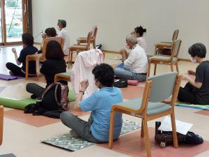 床に座って行う気功をしている様子です