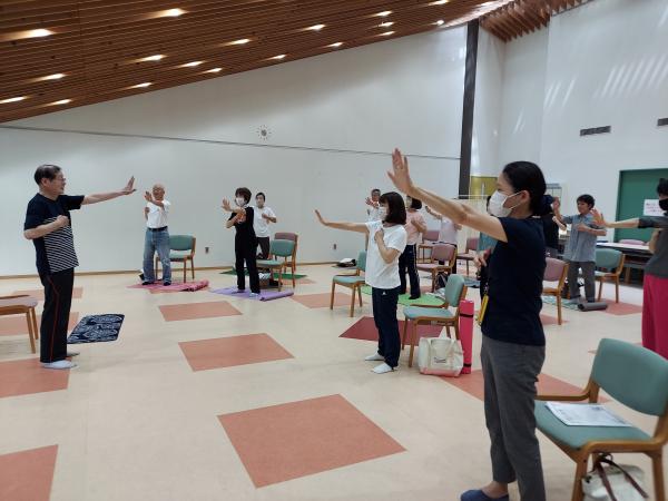 立って行う気功をしている様子です