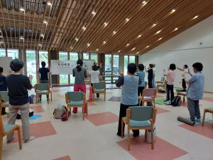 立って行う気功を後ろから見た様子です