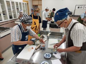 受講生が明太子の和え物を作っている様子です