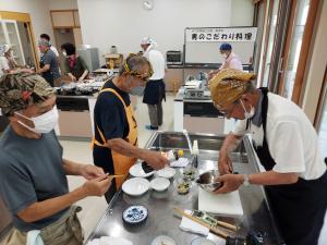 講師が目分量でポン酢を入れている様子です