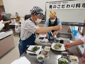出来上がった天ぷらに塩をふっている様子です