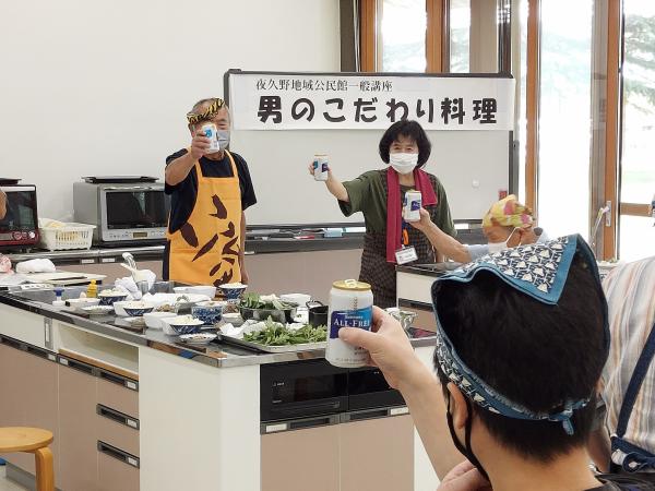 出来上がった料理で乾杯をしている様子です