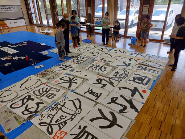 出来上がった文字の作品を並べている様子です
