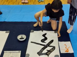 女の子が文字を書いている様子です