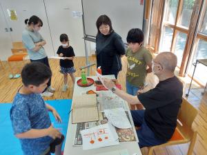 講師が書き方を指導している様子です