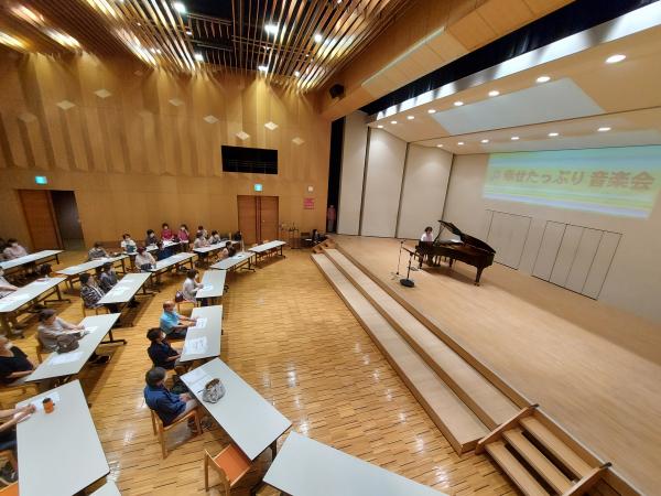 ピアノ演奏の風景の写真です