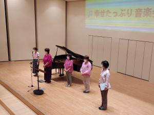 ハートフルブレスの皆さんが舞台に立っている様子です
