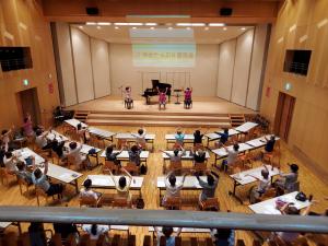 音楽体操を参加者と一緒にしている様子です
