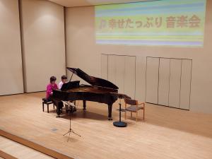 ハートフルブレスの方が連弾でピアノを弾いている様子です