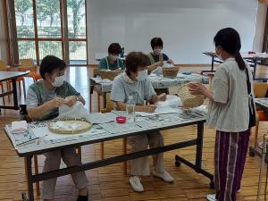 和紙の貼り方を受講生に教えている様子です